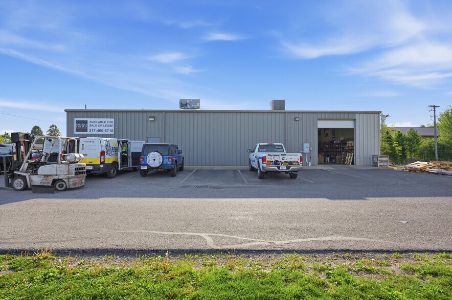 More Photos Of 1429 W Main St, Greenfield Freestanding For Lease