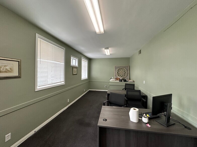 More Photos Of 1735 Hale St, Glendale Flex For Lease