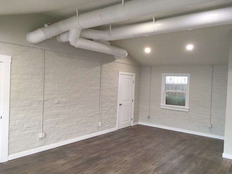 Primary Photo Of 14920 1/2 Burbank Blvd, Sherman Oaks Freestanding For Lease