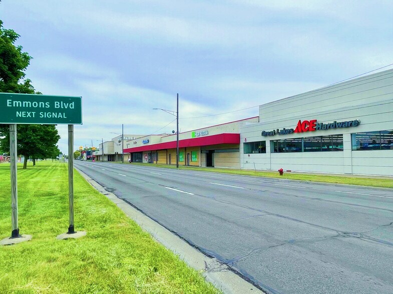 More Photos Of 3574-3760 Fort St, Lincoln Park Unknown For Lease