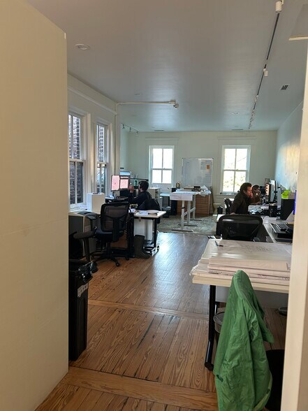 More Photos Of 302 King St, Charleston Storefront Retail Office For Lease