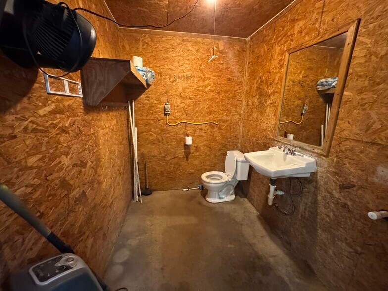 More Photos Of 15083 Highway 155 S, Tyler Warehouse For Sale