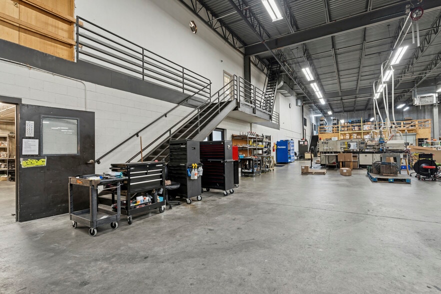 More Photos Of 405 Commerce Ct, Vadnais Heights Manufacturing For Sale