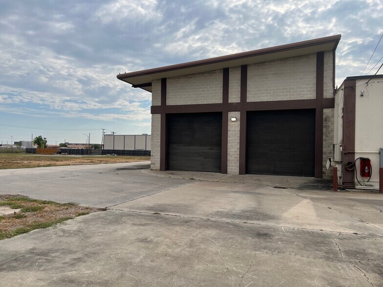 More Photos Of 205 Profit Dr, Victoria Showroom For Sale