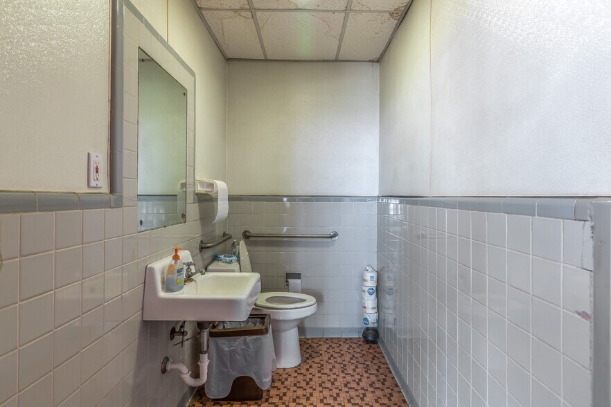 More Photos Of 211 N Business Ih 35, New Braunfels Flex For Sale