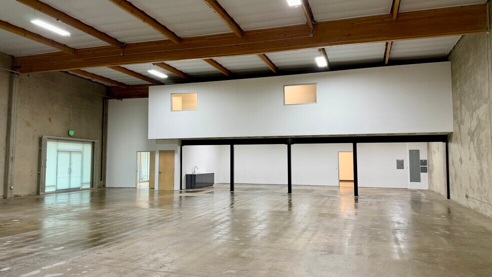 More Photos Of 18320-18330 Oxnard St, Tarzana Unknown For Lease