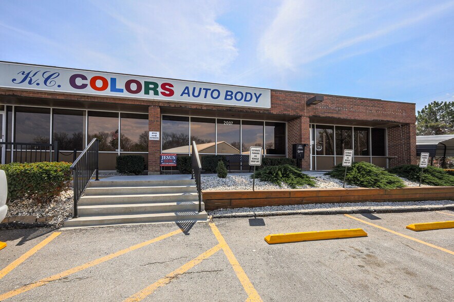 More Photos Of 2005-2007 W 103rd Ter, Leawood Service For Sale