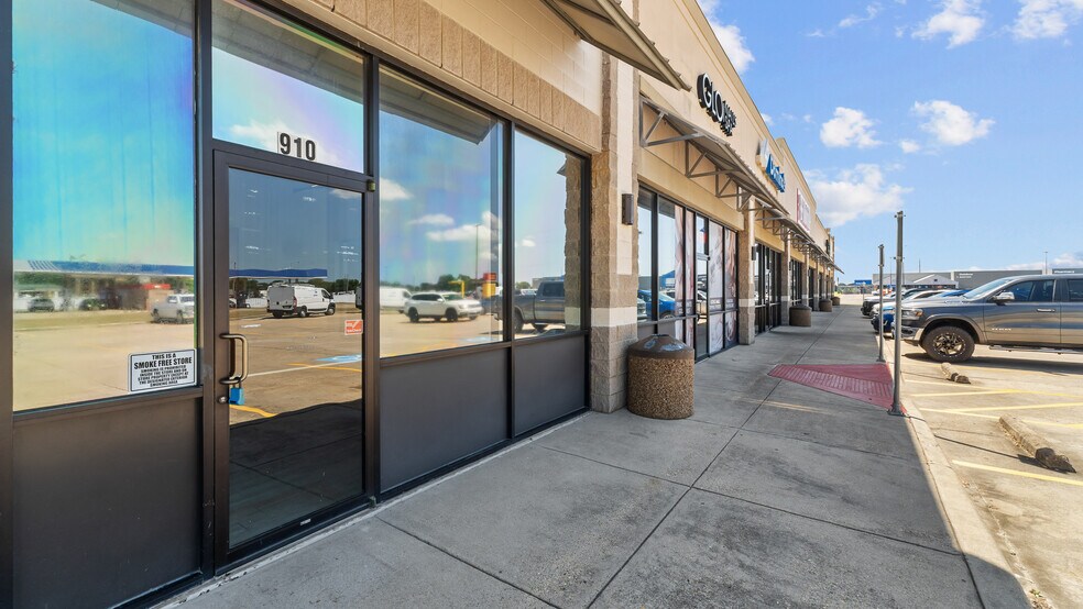 More Photos Of 900 James Bowie Dr, New Boston General Retail For Lease