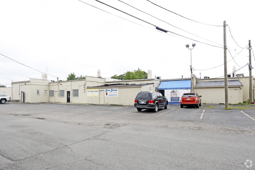 More Photos Of 32008-32056 Utica Rd, Fraser Storefront For Lease