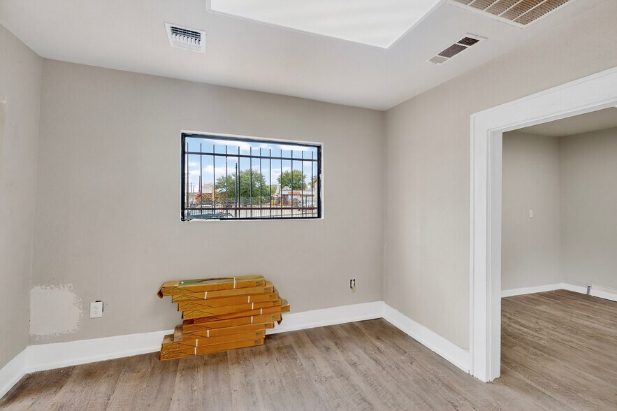 More Photos Of 3818 S Lancaster Rd, Dallas Showroom For Lease