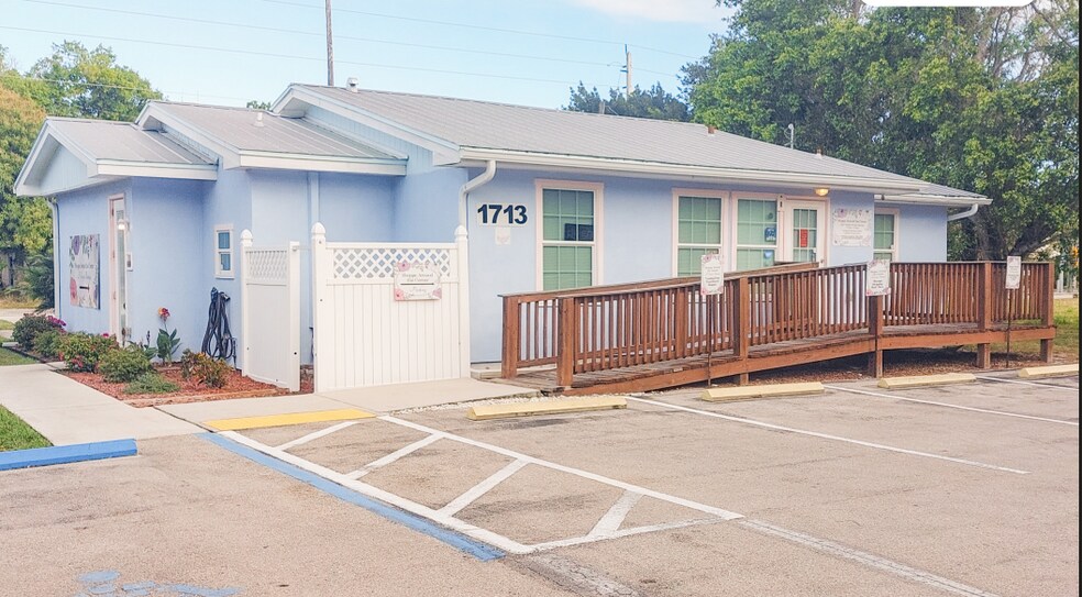 Primary Photo Of 1713 Hough St, Fort Myers General Retail For Lease