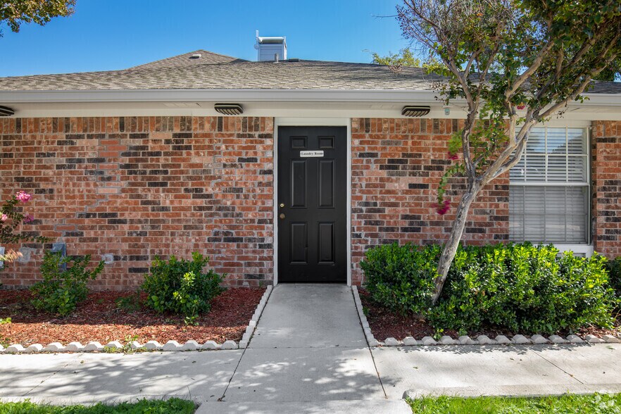 More Photos Of 2010 Estrada Pky, Irving Apartments For Sale