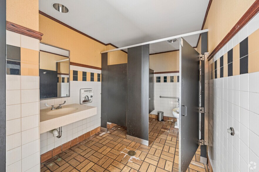 More Photos Of 2920 NE Adams St, Peoria Freestanding For Sale