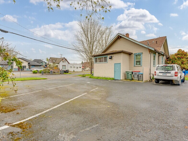 More Photos Of 737 NW Adams St, Mcminnville Office For Sale