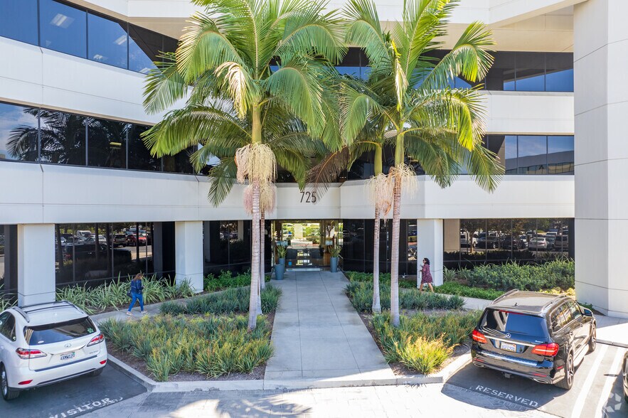 More Photos Of 725 W Town and Country Rd, Orange Medical For Lease