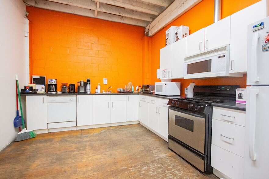 More Photos Of 381 Railway St, Vancouver Warehouse For Lease