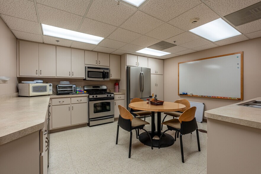 More Photos Of 1303 Macom Dr, Naperville Medical For Lease