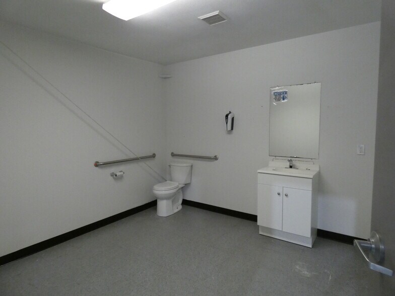 More Photos Of 151 W Henry Trusler Way, Shelton Warehouse For Lease