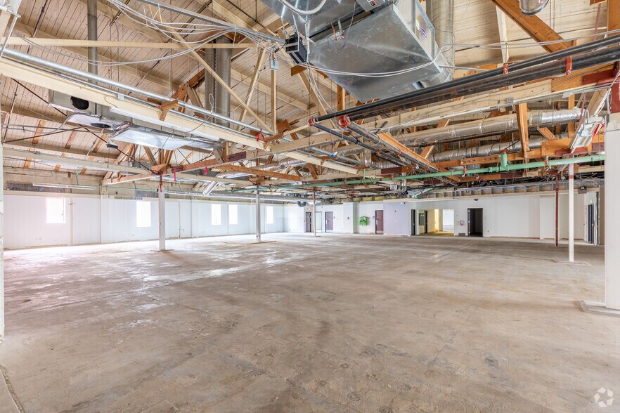 More Photos Of 4550 S Macadam Ave, Portland Office For Sale