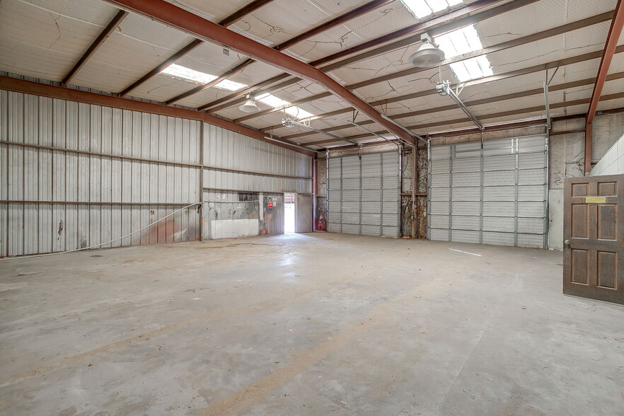 More Photos Of 3545 N Main St, Cleburne Industrial For Lease