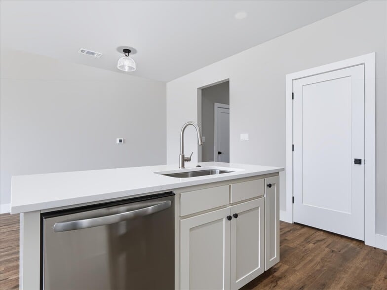 More Photos Of 1306 Country Rd, Whitesboro Apartments For Sale