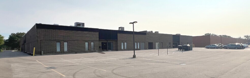 More Photos Of 3675-3693 Commercial Ave, Northbrook Warehouse For Sale