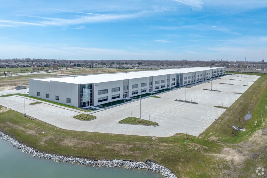 More Photos Of 305 Adventureland Drive NW, Altoona Showroom For Lease