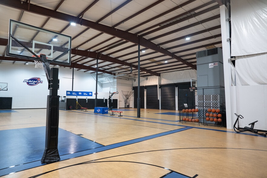 More Photos Of 9937 Race Track Rd, Tampa Manufacturing For Lease