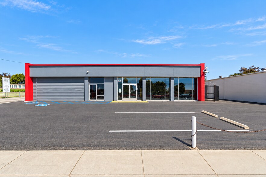 More Photos Of 960 W Holt Blvd, Ontario Freestanding For Sale