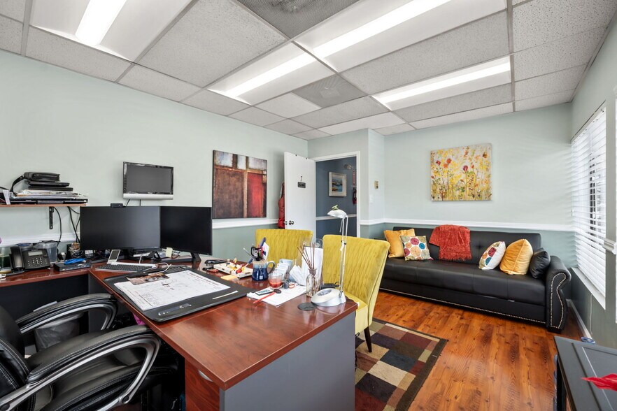 More Photos Of 101 Chestnut St, Gaithersburg Office For Sale