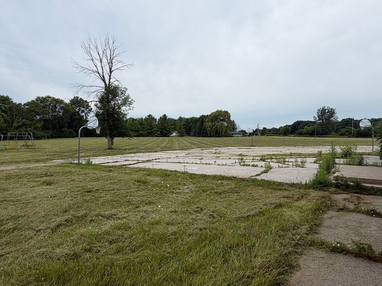 More Photos Of 1944 Iowa Ave, Saginaw Flex For Sale