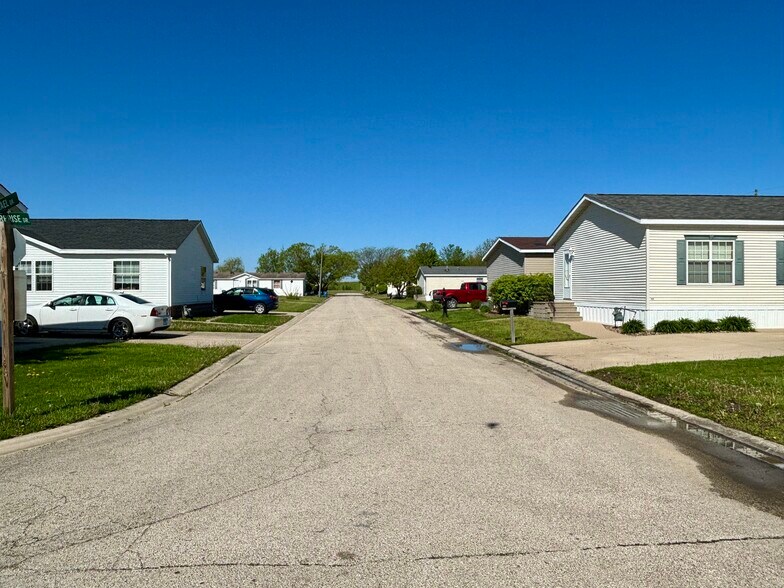 More Photos Of 104 Enterprise Dr, Chenoa Manufactured Housing Mobile Home Park For Sale