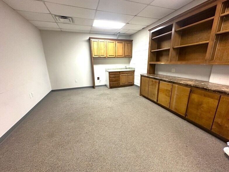 More Photos Of 5107 N Macarthur Blvd, Oklahoma City Freestanding For Lease