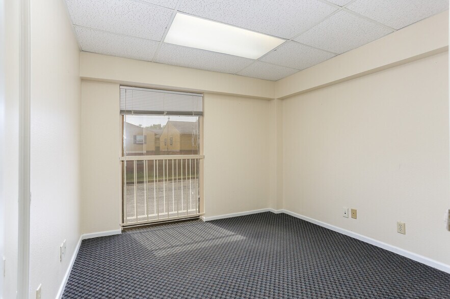 More Photos Of 4139 Gardendale St, San Antonio Office For Sale