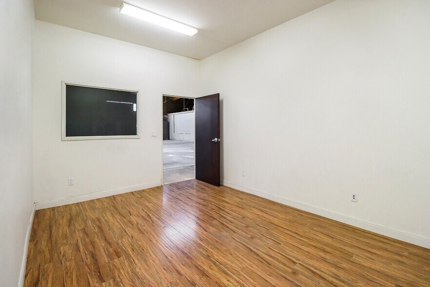 More Photos Of 8630 Tamarack Ave, Sun Valley Manufacturing For Lease