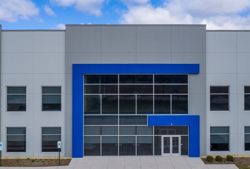 More Photos Of 325 Marriott Dr, Lincolnshire Manufacturing For Lease