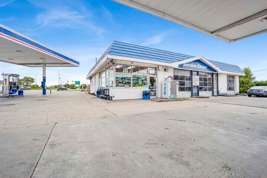 More Photos Of 21W042 Lake St, Addison Service Station For Sale