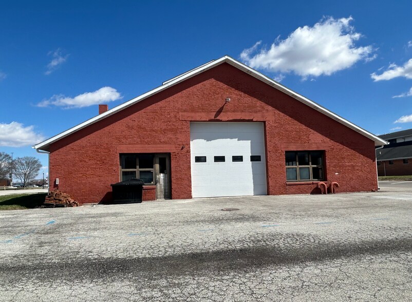 More Photos Of 5764 Wheeler Rd, Indianapolis Showroom For Lease