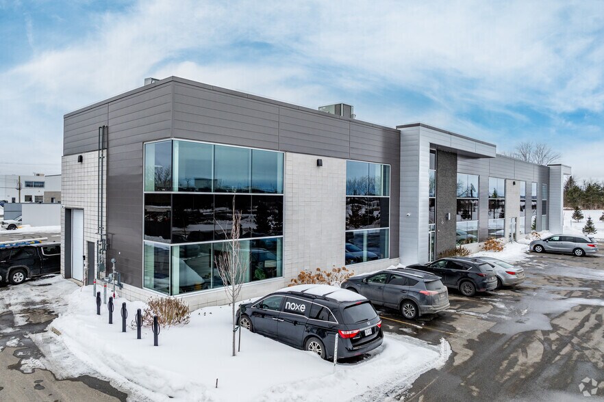 More Photos Of 306 Allée Du Golf, Saint-eustache Light Distribution For Lease