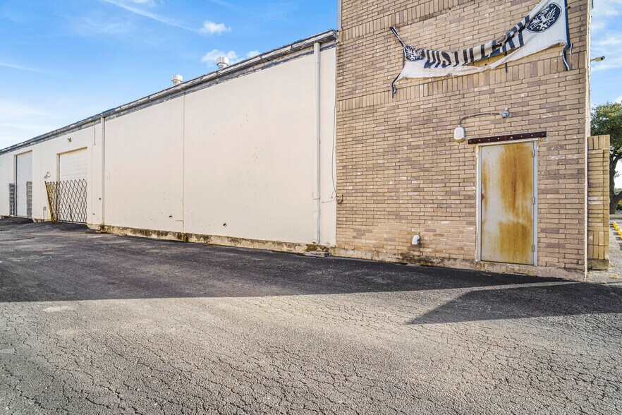 More Photos Of 16102-16104 University Oak, San Antonio Light Distribution For Lease