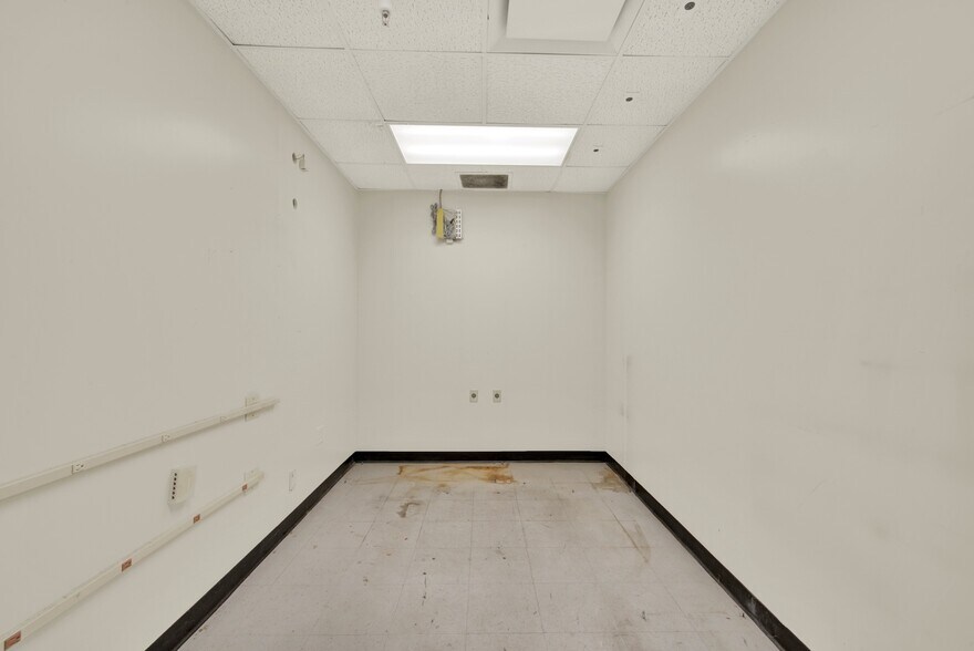 More Photos Of 3340 N Texas St, Fairfield Drugstore For Lease