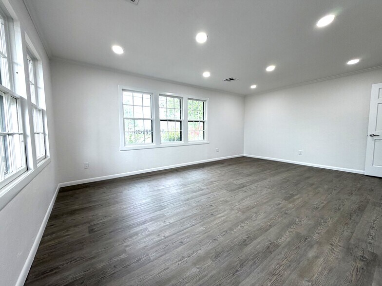 More Photos Of 26 E 9th St, Edmond Office For Lease