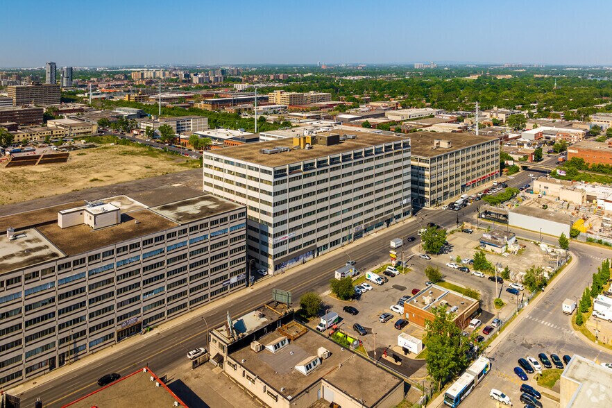 More Photos Of 9494 Boul Saint-Laurent, Montréal Industrial For Lease