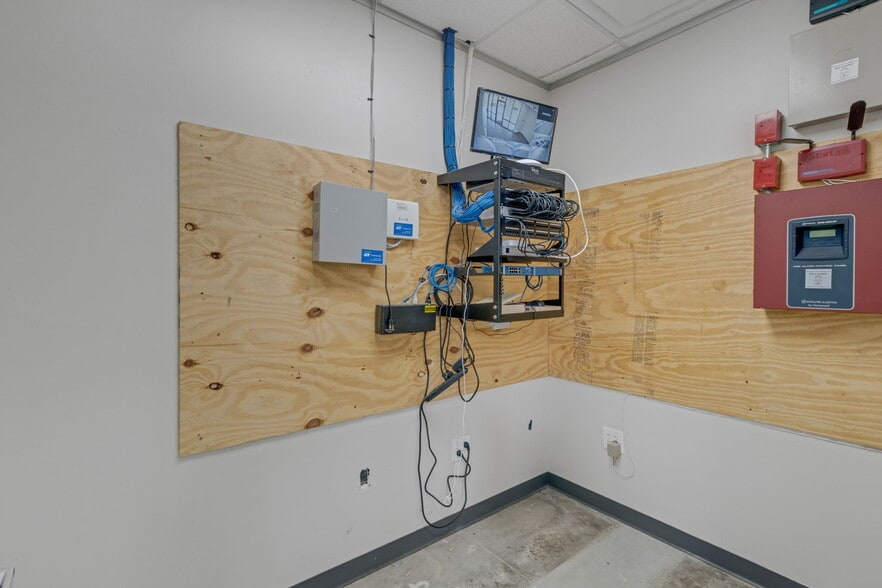 More Photos Of 8110 Parkside Ave, Baytown Warehouse For Sale