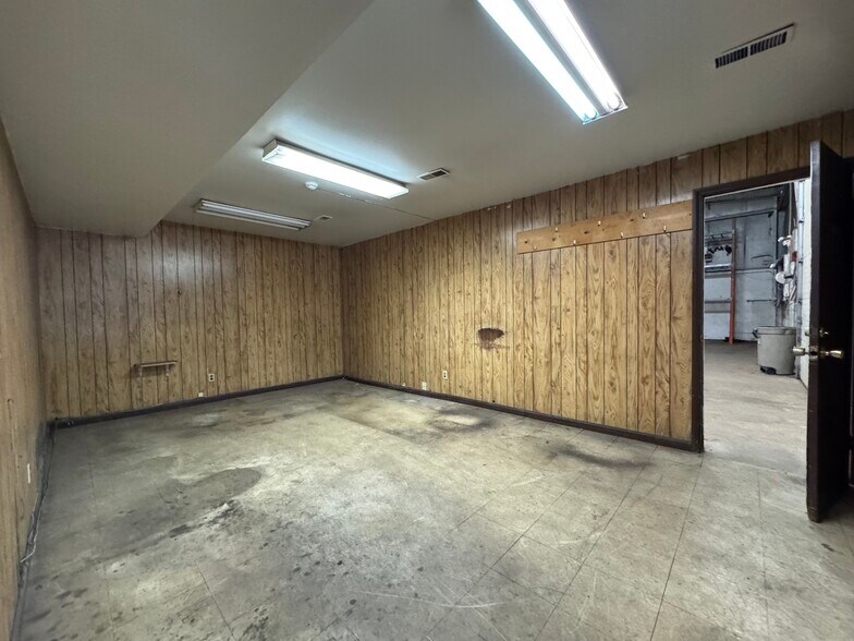 More Photos Of 9947 Express Dr, Highland Warehouse For Lease