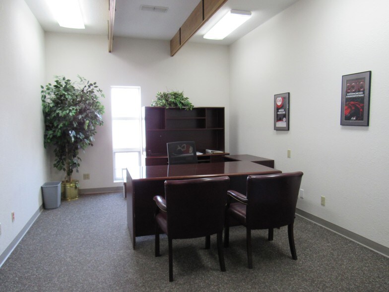 More Photos Of 2509 W 2nd St, Marion Office For Lease