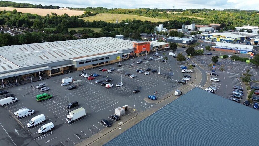 More Photos Of Dallow Rd, Luton Supermarket For Lease