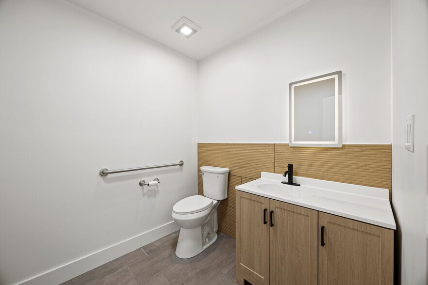 More Photos Of 3033 W Royal Ln, Irving Showroom For Sale