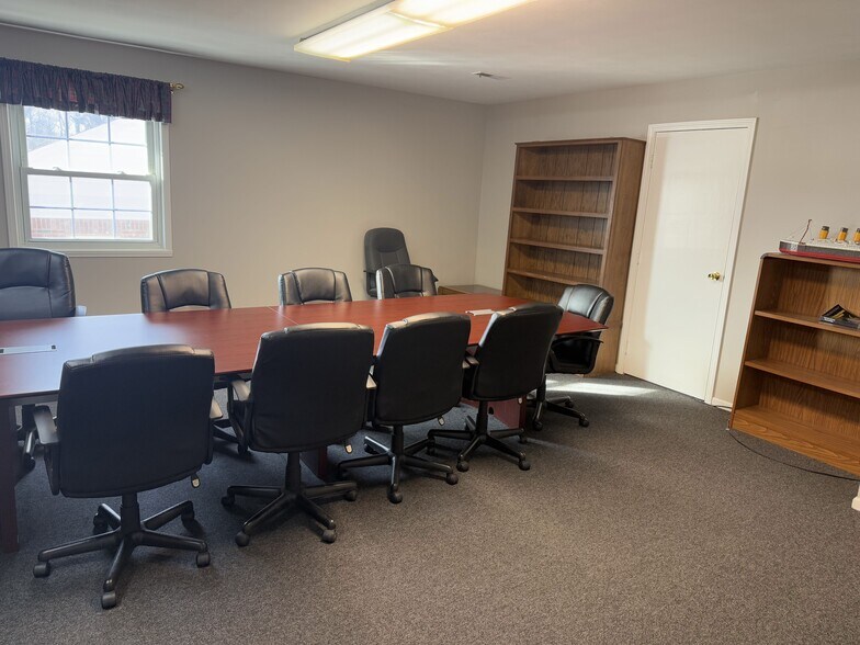 More Photos Of 4040 S Meridian St, Indianapolis Office For Lease