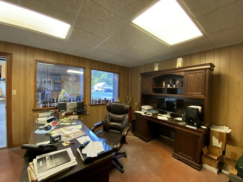 More Photos Of 2409 Chestnut Street, Vincennes Distribution For Sale